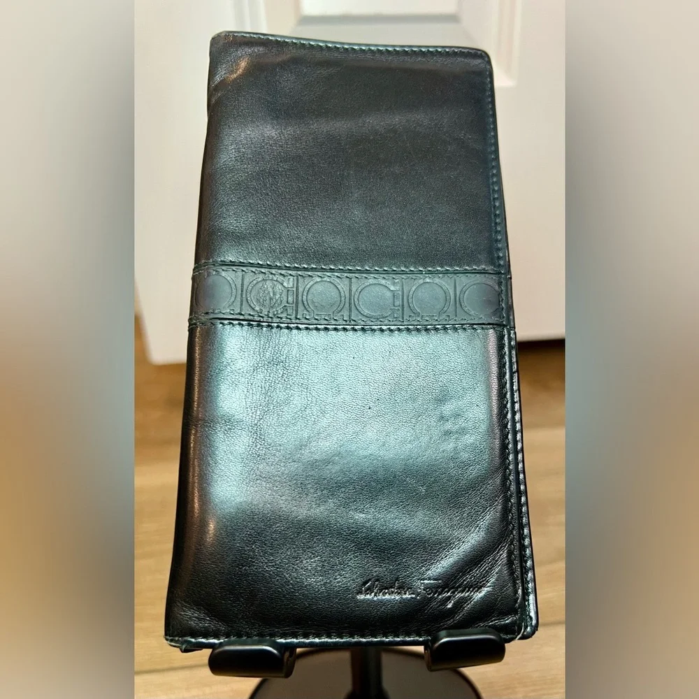SALVATORE FERRAGAMO Ganchini Leather Wallet in Black